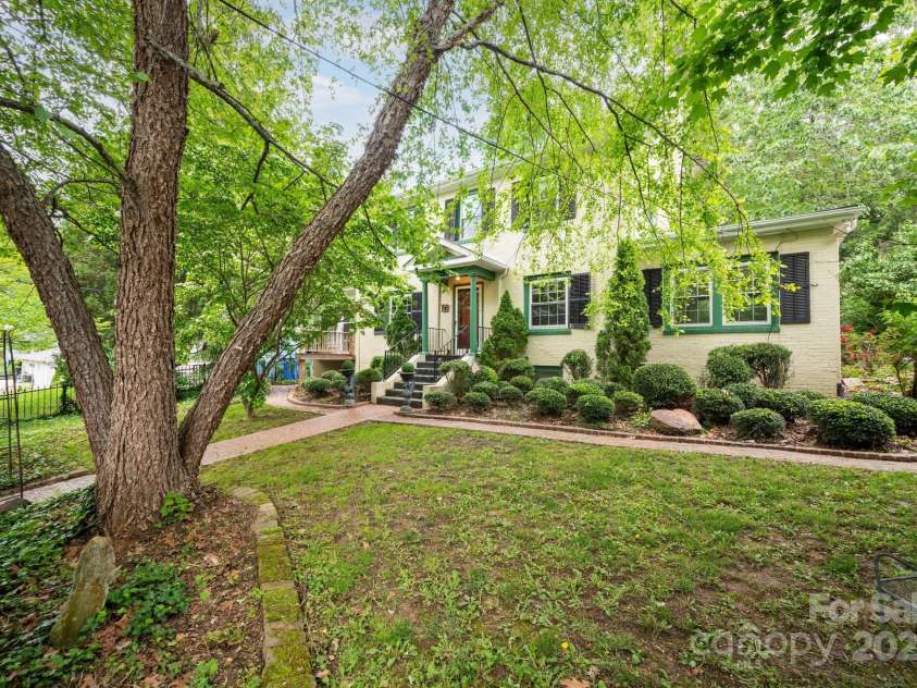 303 Country Club Road, Asheville, NC 28804.  MLS# CAR4310380, YatesRealty ID 17262. Quiet Street in North Asheville