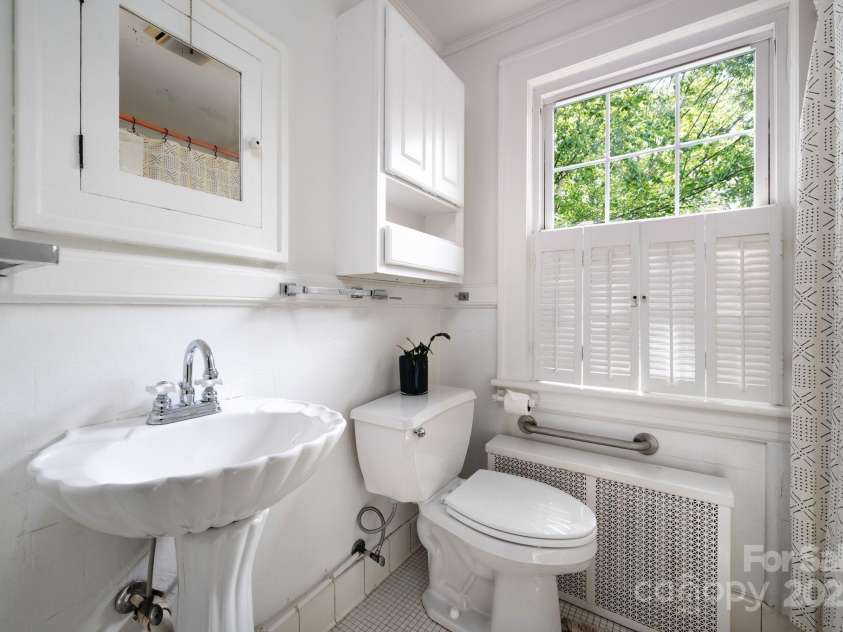 303 Country Club Road, Asheville, NC 28804.  MLS# CAR4310380, YatesRealty ID 17262. Upper Level Guest Bath 