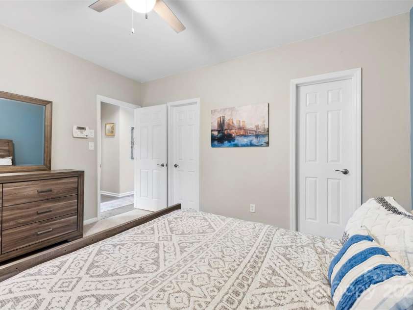 3224 Selwyn Farms Lane, Charlotte, NC 28209.  MLS# CAR4243560, YatesRealty ID 17263. 