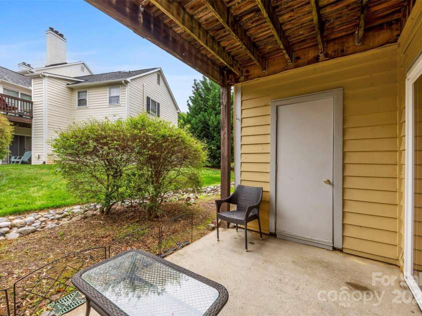 3224 Selwyn Farms Lane, Charlotte, NC 28209.  MLS# CAR4243560, YatesRealty ID 17263. 