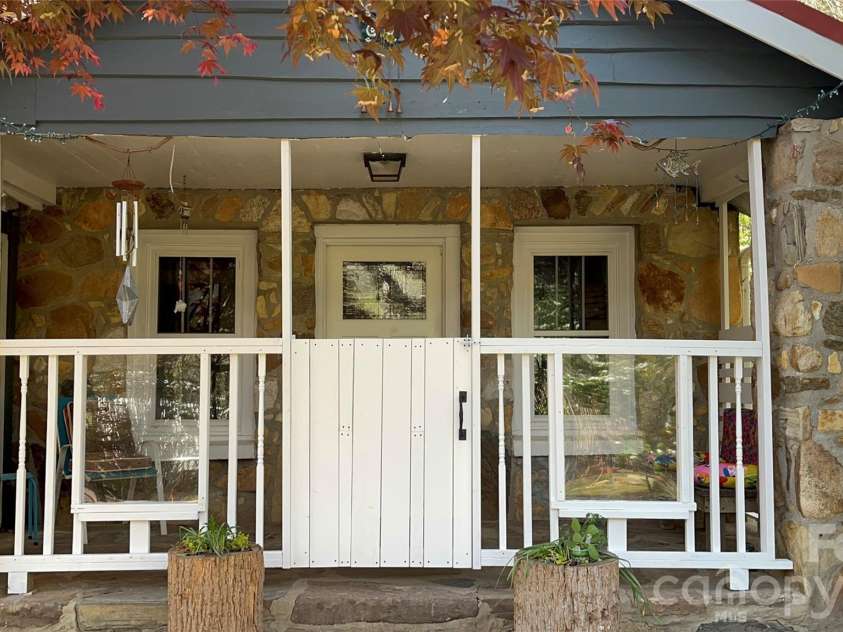 86 R And R Hyder Lane, Hendersonville, NC 28792.  MLS# CAR4343461, YatesRealty ID 17263. 