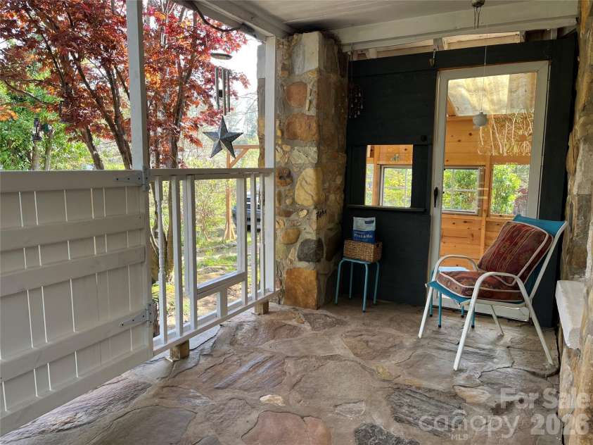 86 R And R Hyder Lane, Hendersonville, NC 28792.  MLS# CAR4343461, YatesRealty ID 17263. 