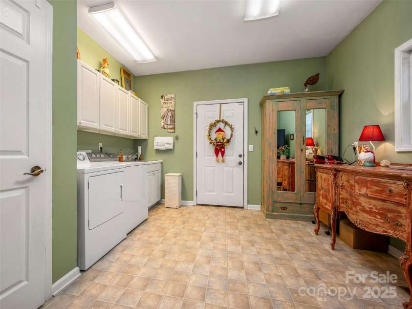 89 Memory Lane, Saluda, NC 28773.  MLS# CAR4314007, YatesRealty ID 17265. 