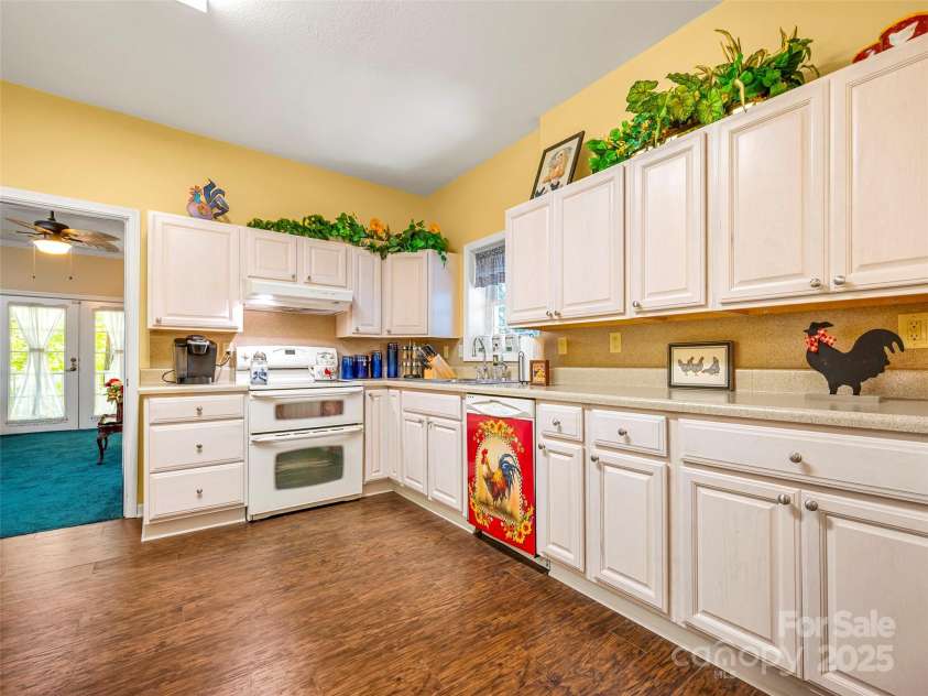 89 Memory Lane, Saluda, NC 28773.  MLS# CAR4314007, YatesRealty ID 17265. 
