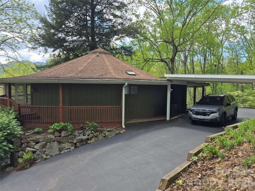 623 Country Club Drive, Canton, NC 28716.  MLS# CAR4373615, YatesRealty ID 17267. 