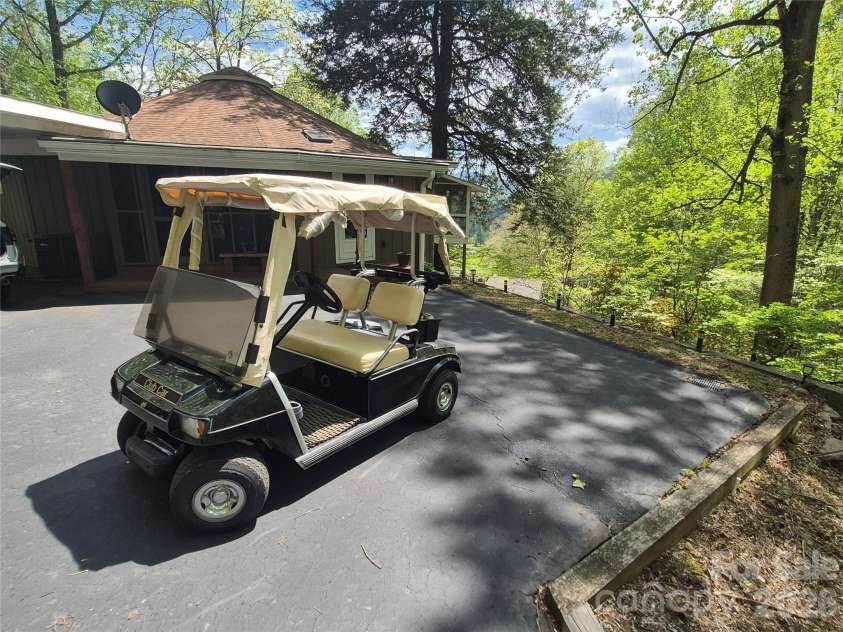 623 Country Club Drive, Canton, NC 28716.  MLS# CAR4373615, YatesRealty ID 17267. 