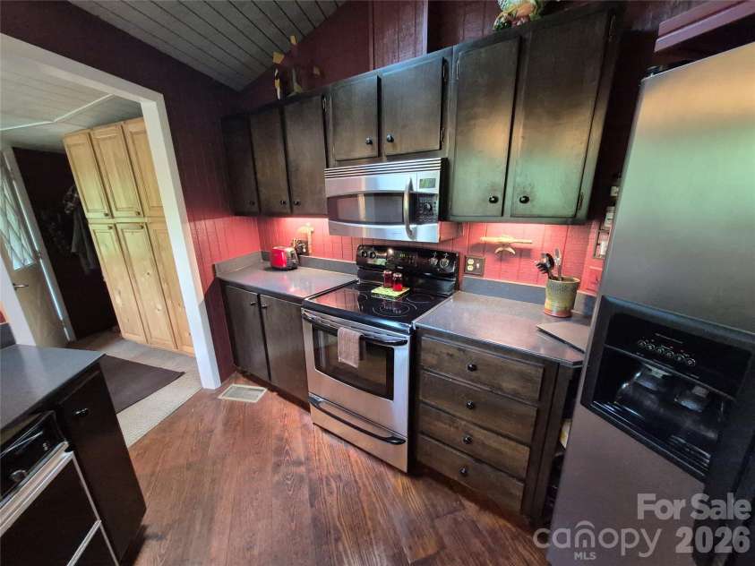 623 Country Club Drive, Canton, NC 28716.  MLS# CAR4373615, YatesRealty ID 17267. Nice Kitchen