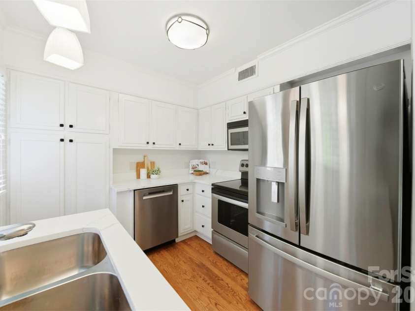 4583 Woodlark Lane, Charlotte, NC 28211.  MLS# CAR4300827, YatesRealty ID 17268. 