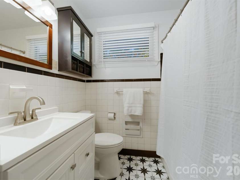 4583 Woodlark Lane, Charlotte, NC 28211.  MLS# CAR4300827, YatesRealty ID 17268. 