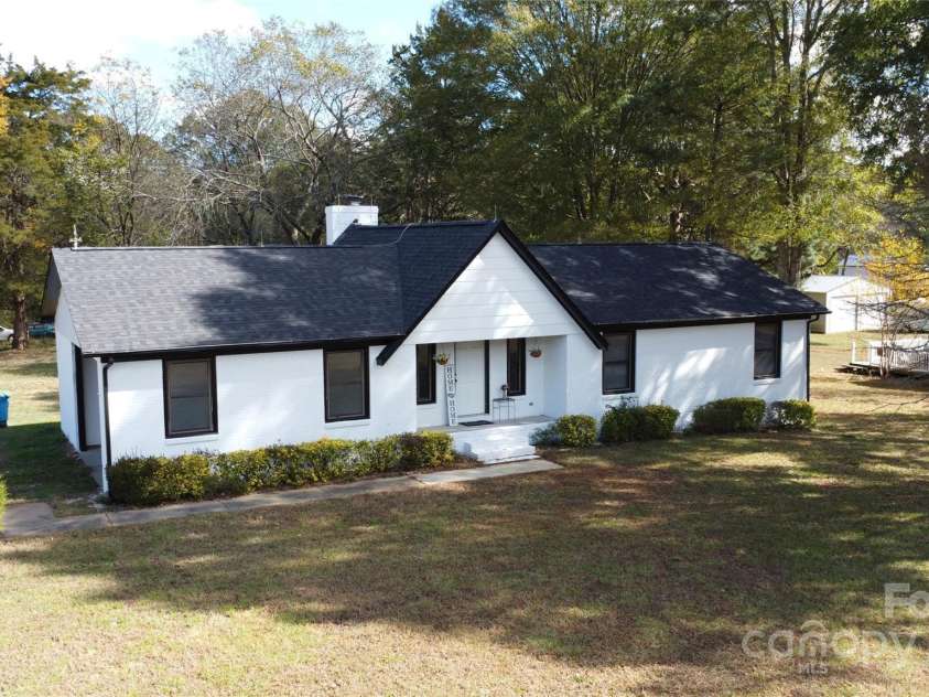 425 Acorn Oaks Drive, Salisbury, NC 28146.  MLS# CAR4317106, YatesRealty ID 1727. 