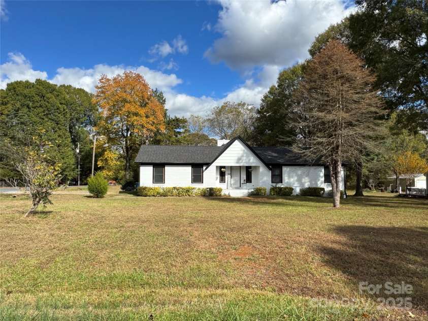 425 Acorn Oaks Drive, Salisbury, NC 28146.  MLS# CAR4317106, YatesRealty ID 1727. 