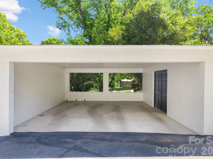 3001 Ferncliff Road, Charlotte, NC 28211.  MLS# CAR4373101, YatesRealty ID 17271. 