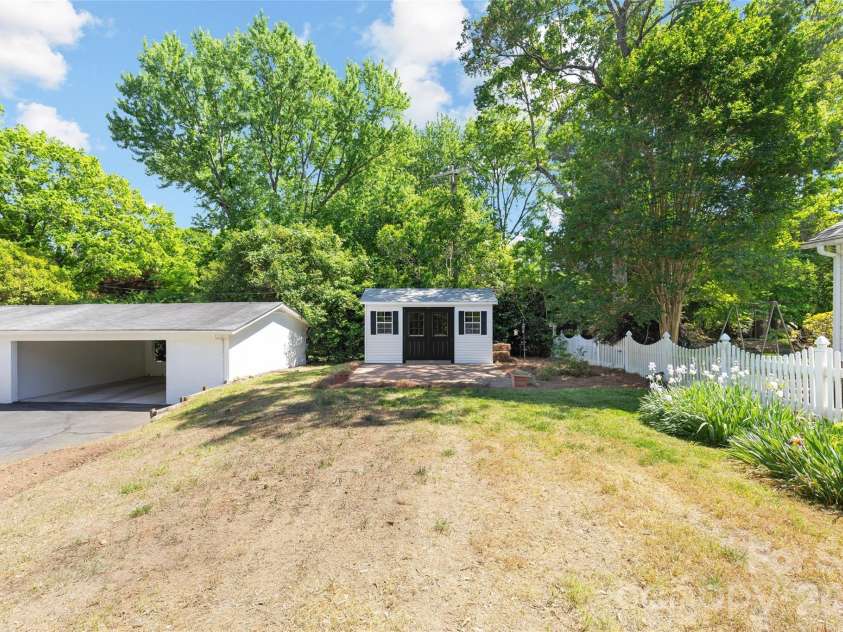 3001 Ferncliff Road, Charlotte, NC 28211.  MLS# CAR4373101, YatesRealty ID 17271. 