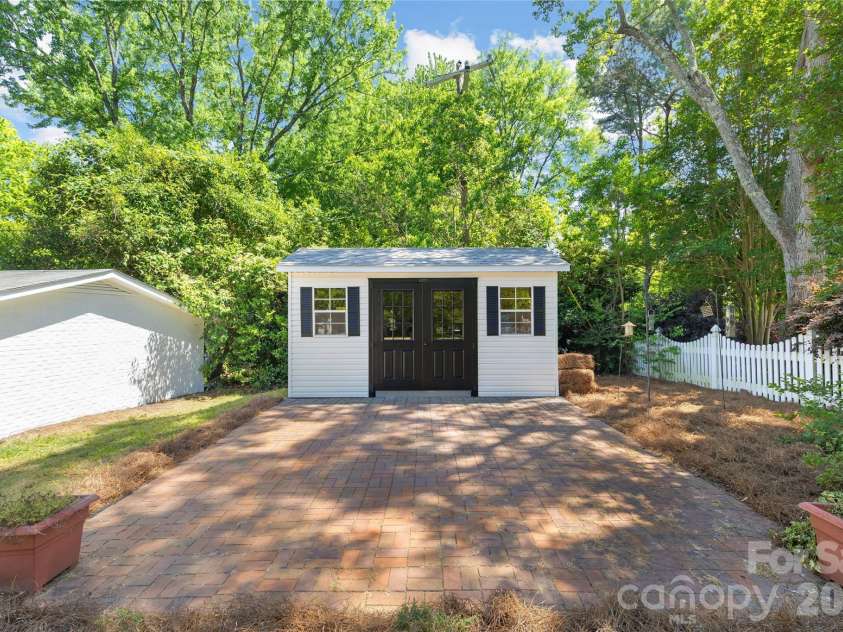 3001 Ferncliff Road, Charlotte, NC 28211.  MLS# CAR4373101, YatesRealty ID 17271. 