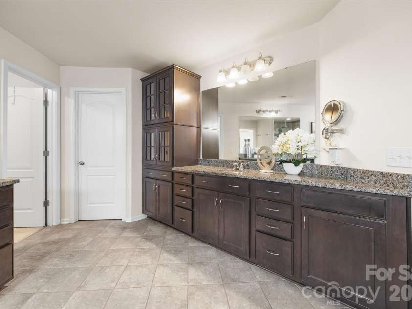 10830 Saltmarsh Lane, Charlotte, NC 28278.  MLS# CAR4349203, YatesRealty ID 17275. Dual vanities