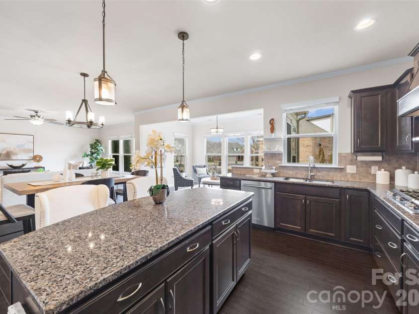 10830 Saltmarsh Lane, Charlotte, NC 28278.  MLS# CAR4349203, YatesRealty ID 17275. Enjoy time while cooking in this open kitchen