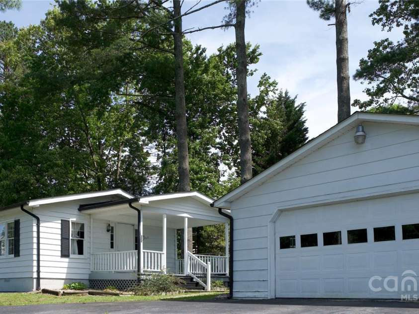 7 Lakewood Road, Hendersonville, NC 28792.  MLS# CAR4256296, YatesRealty ID 17275. 