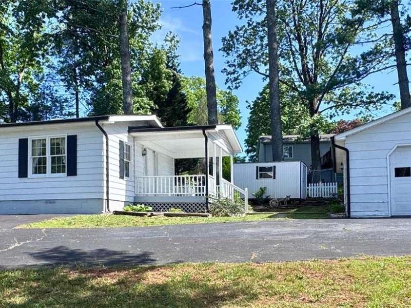 7 Lakewood Road, Hendersonville, NC 28792.  MLS# CAR4256296, YatesRealty ID 17275. 