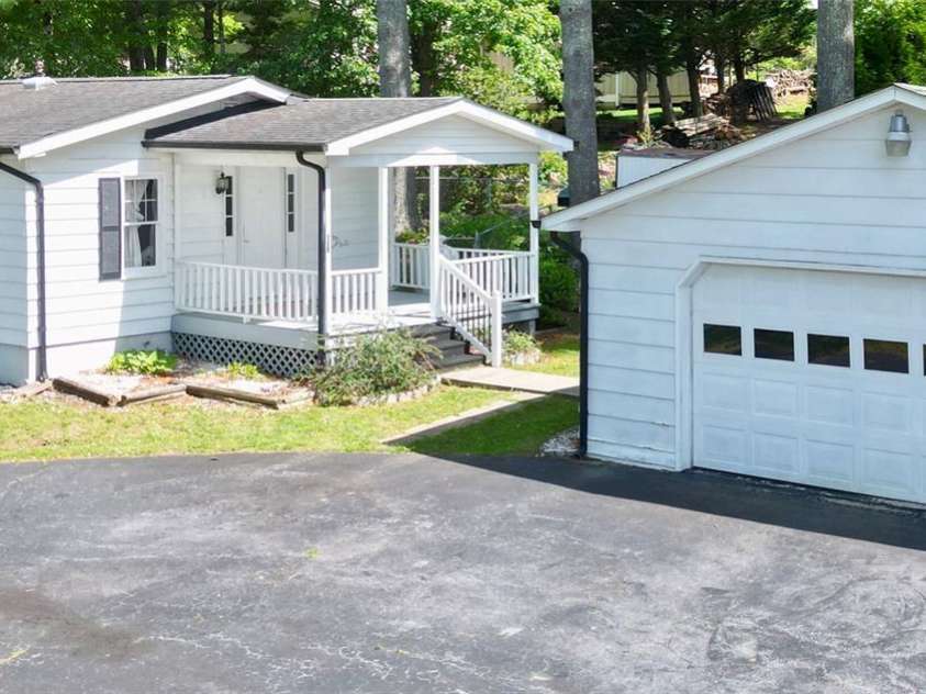 7 Lakewood Road, Hendersonville, NC 28792.  MLS# CAR4256296, YatesRealty ID 17275. 