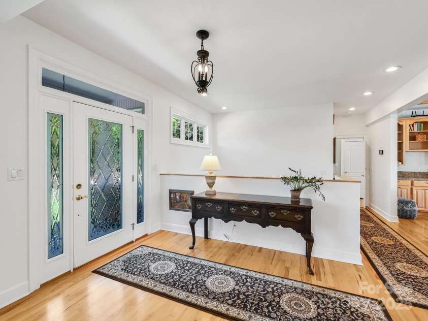 105 Spring Path, Hendersonville, NC 28739.  MLS# CAR4256171, YatesRealty ID 17277. Bright and cheerful entry