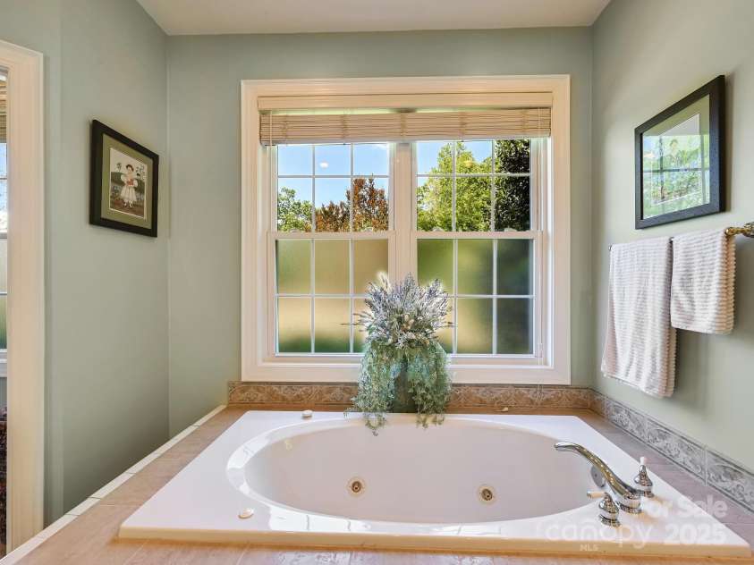 105 Spring Path, Hendersonville, NC 28739.  MLS# CAR4256171, YatesRealty ID 17277. Master Bath tub