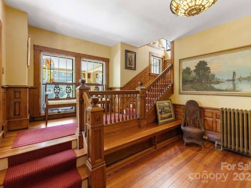 156 Cumberland Avenue, Asheville, NC 28801.  MLS# CAR4240356, YatesRealty ID 17278. Large Foyer