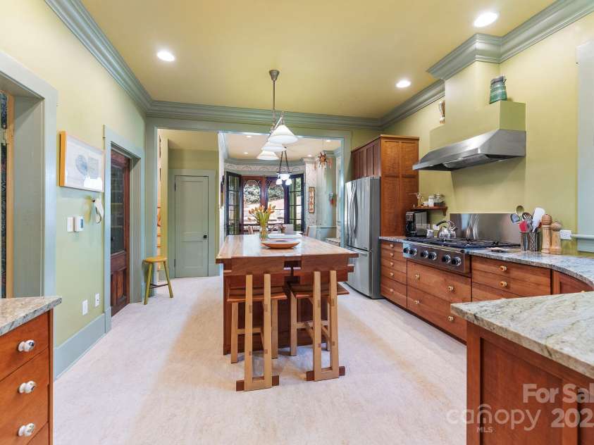 156 Cumberland Avenue, Asheville, NC 28801.  MLS# CAR4240356, YatesRealty ID 17278. Thoughtful Choices