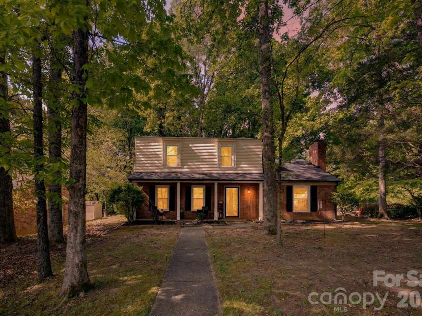 5200 Barrington Drive, Charlotte, NC 28215.  MLS# CAR4369959, YatesRealty ID 17278. 