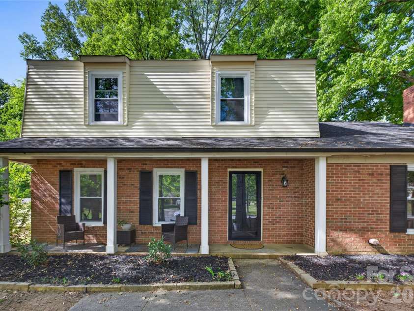 5200 Barrington Drive, Charlotte, NC 28215.  MLS# CAR4369959, YatesRealty ID 17278. 