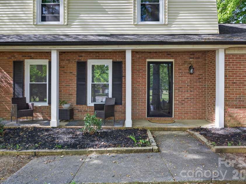 5200 Barrington Drive, Charlotte, NC 28215.  MLS# CAR4369959, YatesRealty ID 17278. 