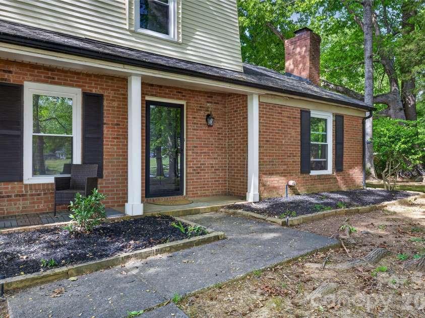 5200 Barrington Drive, Charlotte, NC 28215.  MLS# CAR4369959, YatesRealty ID 17278. 