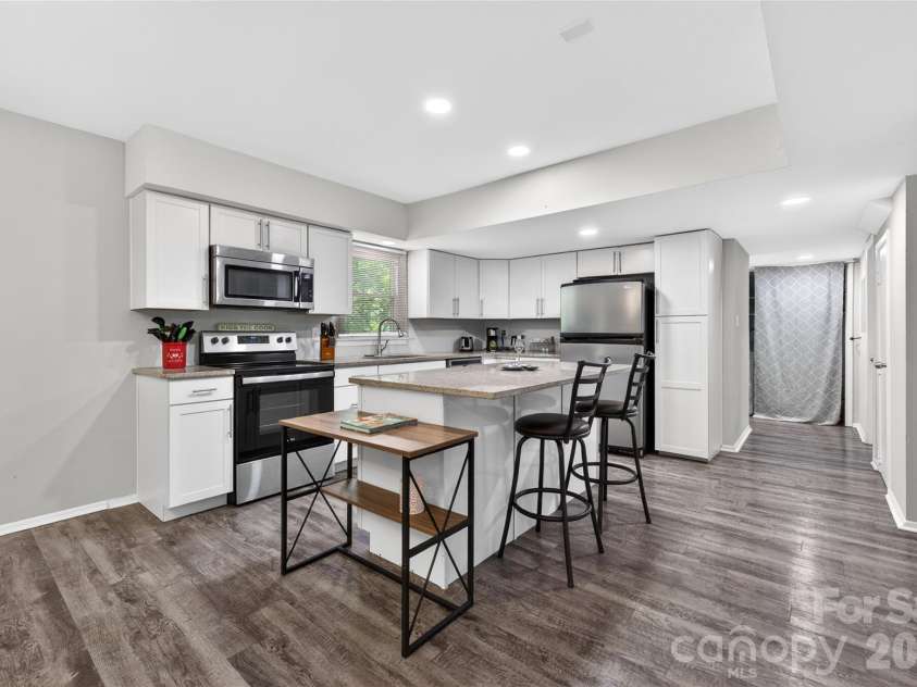 5200 Barrington Drive, Charlotte, NC 28215.  MLS# CAR4369959, YatesRealty ID 17278. 