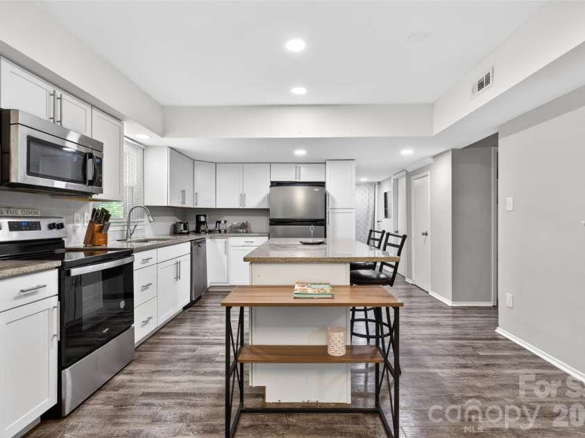 5200 Barrington Drive, Charlotte, NC 28215.  MLS# CAR4369959, YatesRealty ID 17278. 