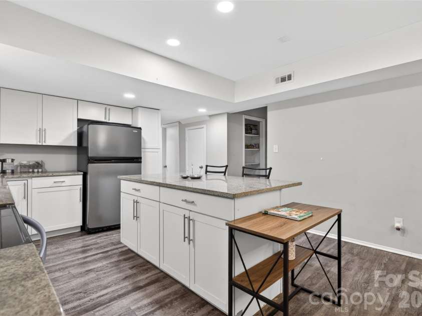 5200 Barrington Drive, Charlotte, NC 28215.  MLS# CAR4369959, YatesRealty ID 17278. 
