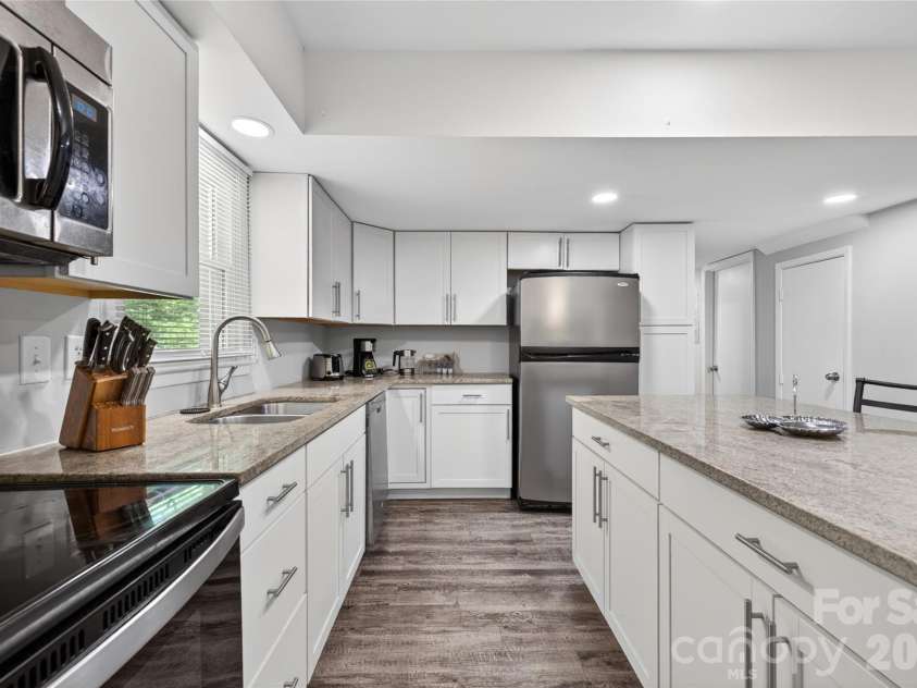 5200 Barrington Drive, Charlotte, NC 28215.  MLS# CAR4369959, YatesRealty ID 17278. 
