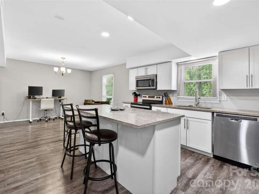 5200 Barrington Drive, Charlotte, NC 28215.  MLS# CAR4369959, YatesRealty ID 17278. 