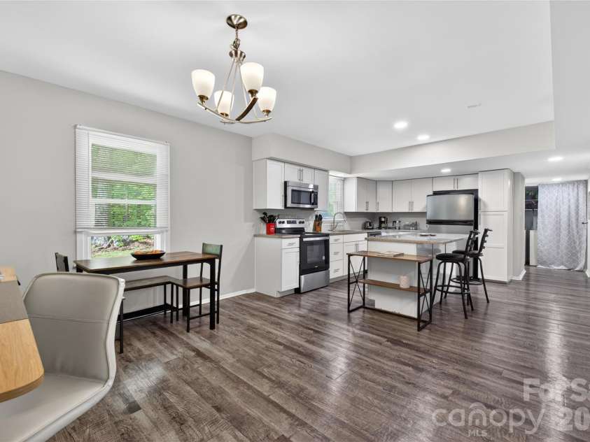 5200 Barrington Drive, Charlotte, NC 28215.  MLS# CAR4369959, YatesRealty ID 17278. 