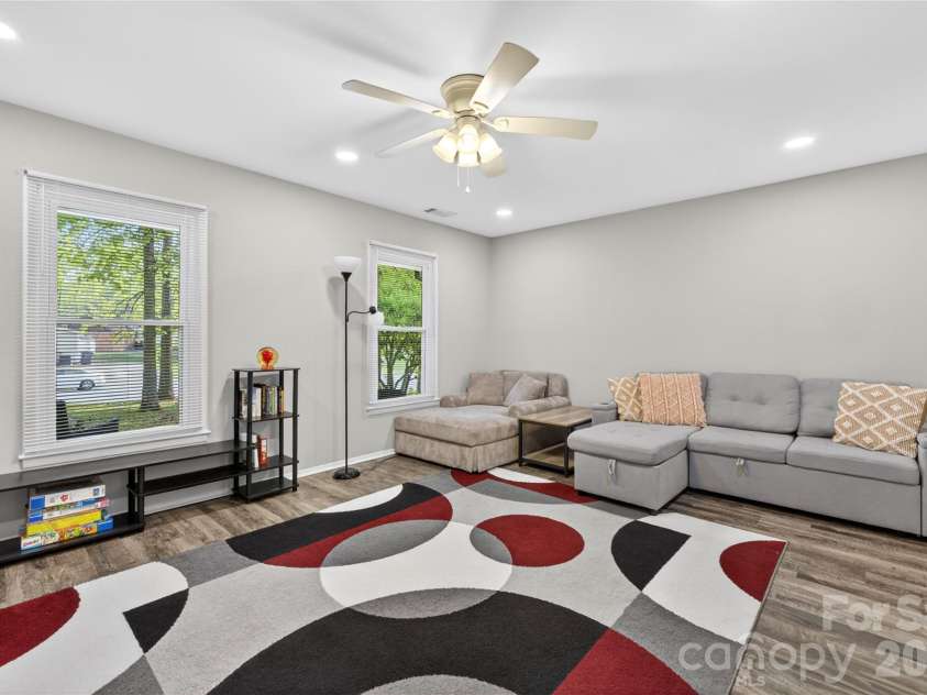 5200 Barrington Drive, Charlotte, NC 28215.  MLS# CAR4369959, YatesRealty ID 17278. 