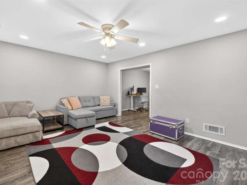 5200 Barrington Drive, Charlotte, NC 28215.  MLS# CAR4369959, YatesRealty ID 17278. 