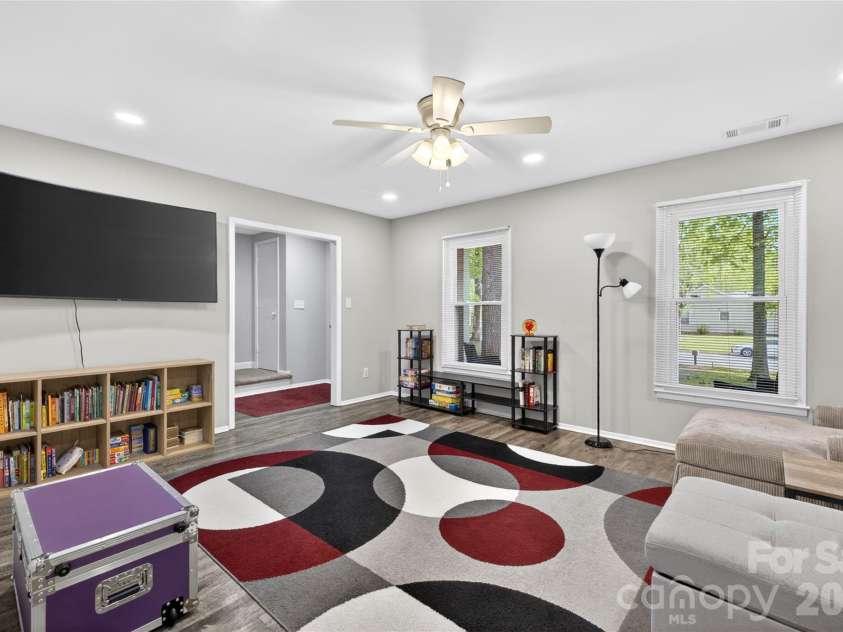 5200 Barrington Drive, Charlotte, NC 28215.  MLS# CAR4369959, YatesRealty ID 17278. 