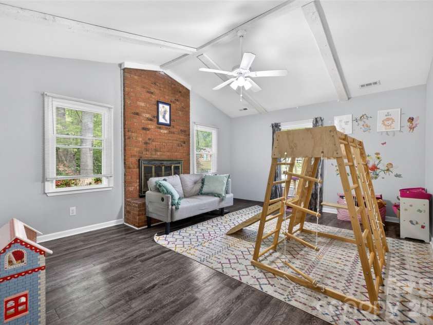 5200 Barrington Drive, Charlotte, NC 28215.  MLS# CAR4369959, YatesRealty ID 17278. 