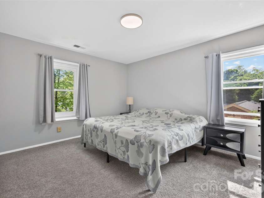 5200 Barrington Drive, Charlotte, NC 28215.  MLS# CAR4369959, YatesRealty ID 17278. 