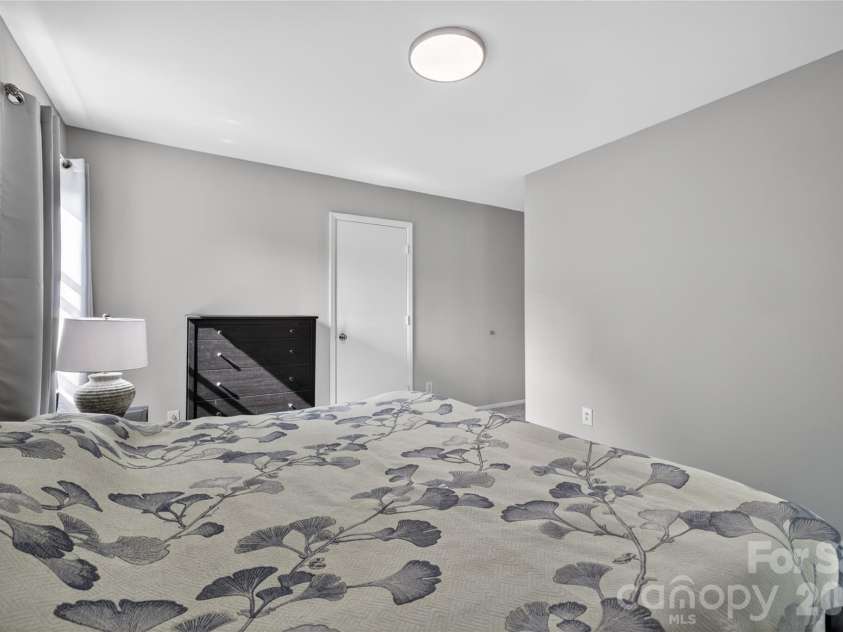 5200 Barrington Drive, Charlotte, NC 28215.  MLS# CAR4369959, YatesRealty ID 17278. 