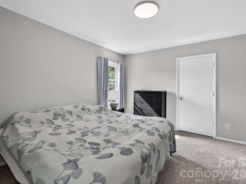 5200 Barrington Drive, Charlotte, NC 28215.  MLS# CAR4369959, YatesRealty ID 17278. 