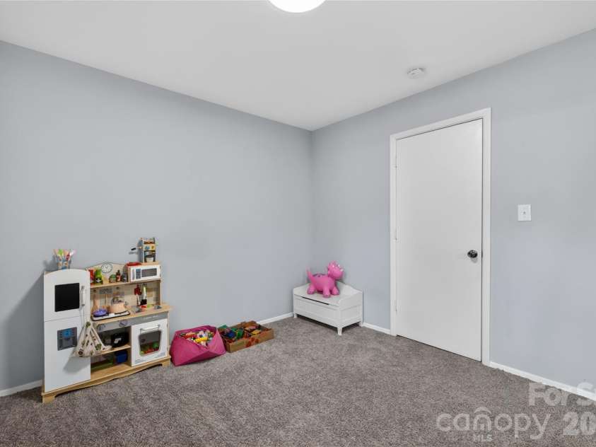 5200 Barrington Drive, Charlotte, NC 28215.  MLS# CAR4369959, YatesRealty ID 17278. 