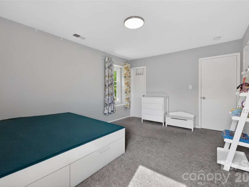5200 Barrington Drive, Charlotte, NC 28215.  MLS# CAR4369959, YatesRealty ID 17278. 