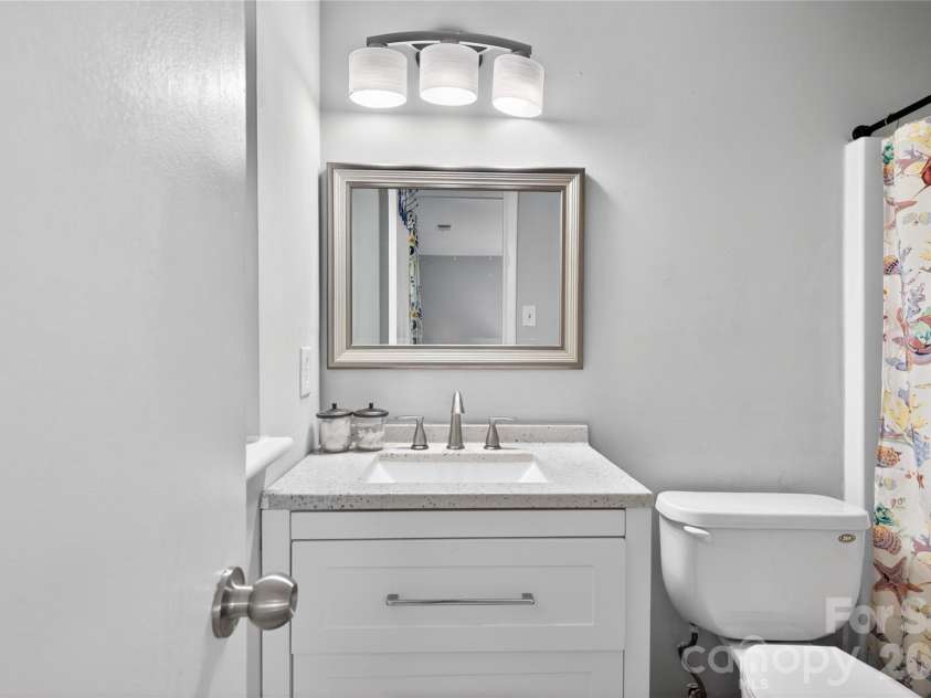 5200 Barrington Drive, Charlotte, NC 28215.  MLS# CAR4369959, YatesRealty ID 17278. 