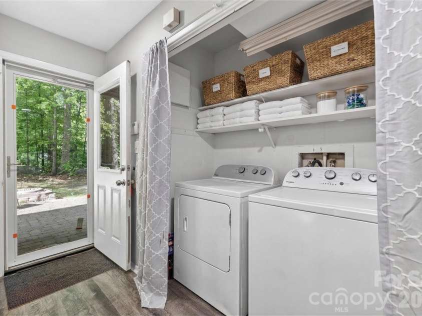 5200 Barrington Drive, Charlotte, NC 28215.  MLS# CAR4369959, YatesRealty ID 17278. 