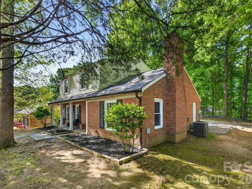 5200 Barrington Drive, Charlotte, NC 28215.  MLS# CAR4369959, YatesRealty ID 17278. 