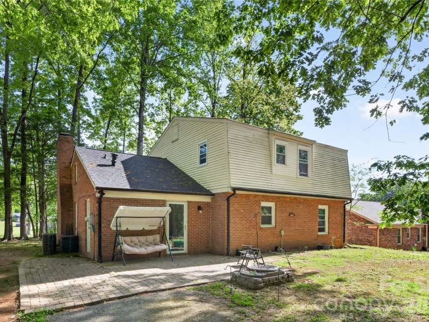 5200 Barrington Drive, Charlotte, NC 28215.  MLS# CAR4369959, YatesRealty ID 17278. 